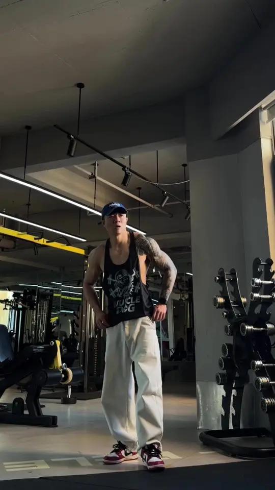 肌肉狗健身背心，透气速干宽松下摆，遮肉显大显身材，帅就完了！#男生穿搭 #健身穿搭 #健身