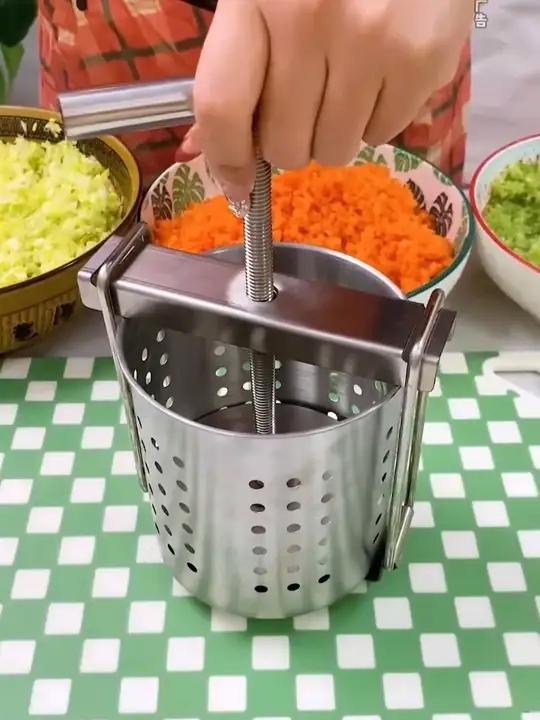 过年别再费力给菜馅挤水了！用上这个不锈钢挤水器，轻松挤水不费力，能用好几年！