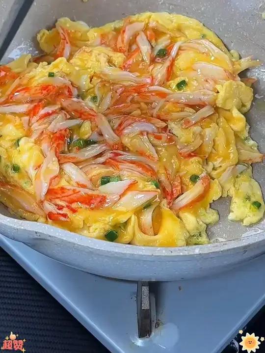 这个蟹柳滑蛋三明治鲜甜嫩滑太好吃啦，关键做法还简单 这个蟹柳滑蛋三明治鲜甜嫩滑太好吃啦，关