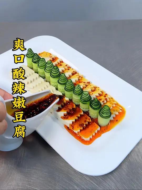 嫩豆腐搭配黄瓜也能做出酸辣又爽口的小凉菜，做法简单摆盘精致