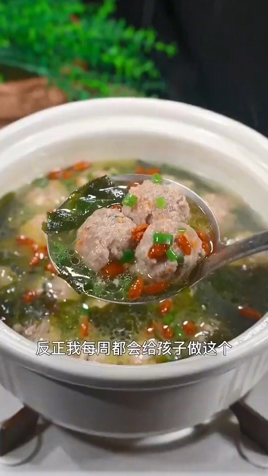 天热容易出汗,我每周都会做裙带菜肉丸汤,做法简单,汤鲜味美,营养又好喝~