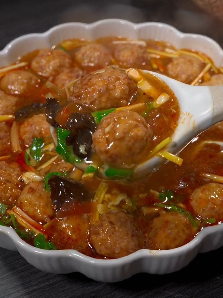 酸辣丸子汤的家常做法,酸辣可口,有滋有味,天冷了,给家人做一碗,暖心又暖胃～