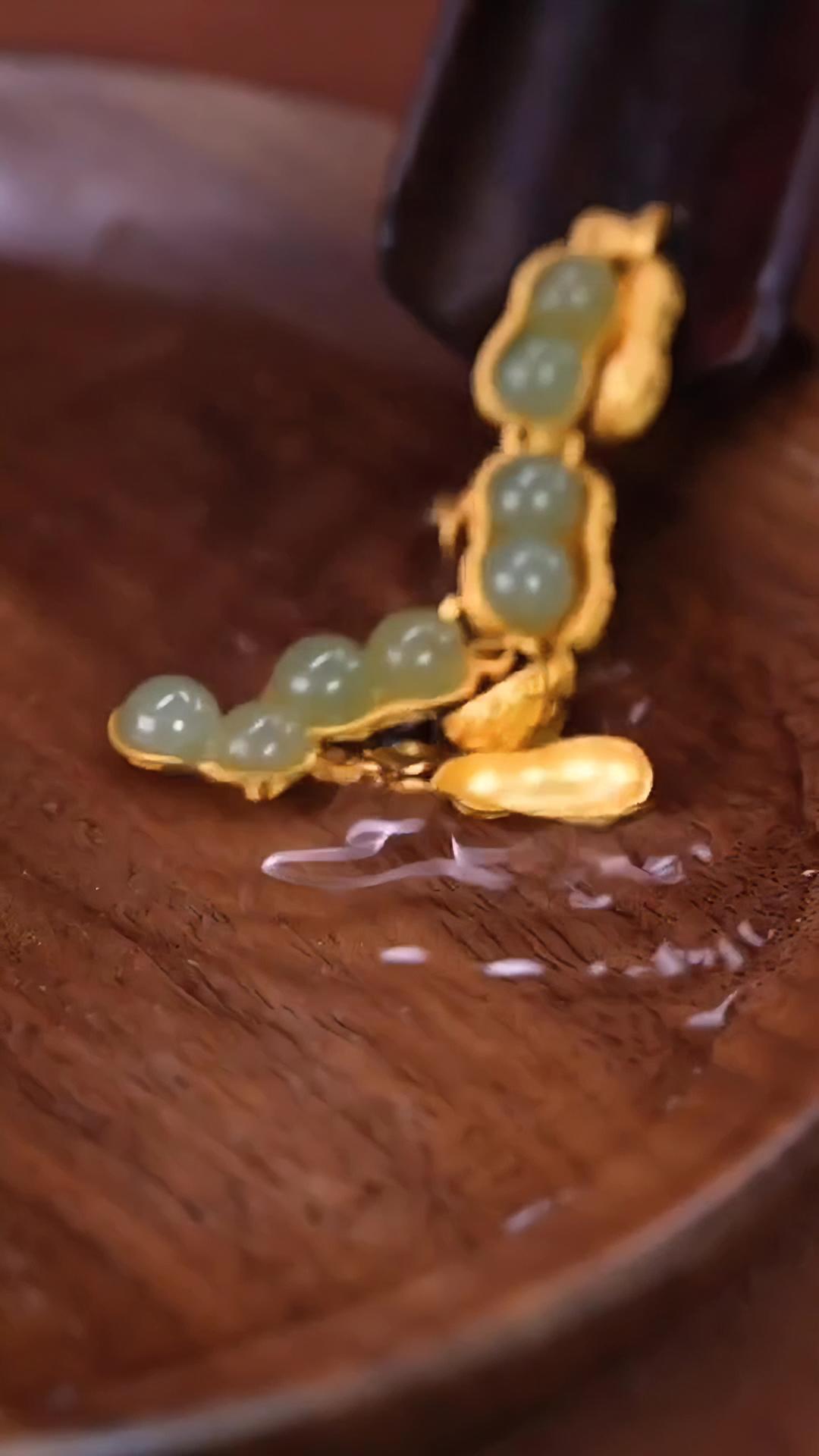 给你买花生手链的人一定是很爱你的人,因为花生手链有个特别的寓意是永远的爱,被爱的人会一直幸