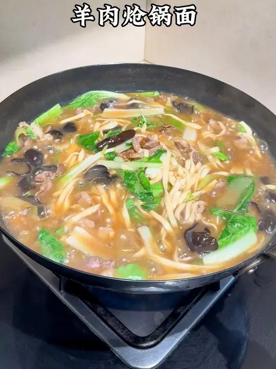 河南的羊肉炝锅面你吃上一碗就忘不了,做法简单,汤鲜味美,配上大蒜来上一碗真舒坦