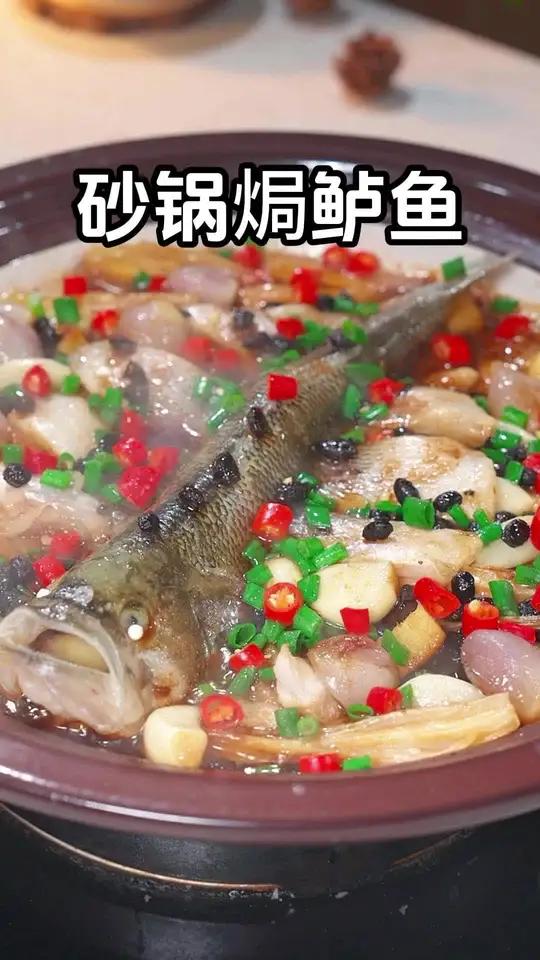 以后鲈鱼买回来,不要再清蒸和水煮了,你就像我这样做一道砂锅焗鲈鱼,外焦里嫩,非常的美味