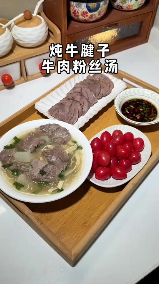 早起给娃安排的营养早餐!白切牛腱肉+牛肉粉丝汤一锅搞定,软嫩入味还暖乎乎的,娃连汤都喝光啦