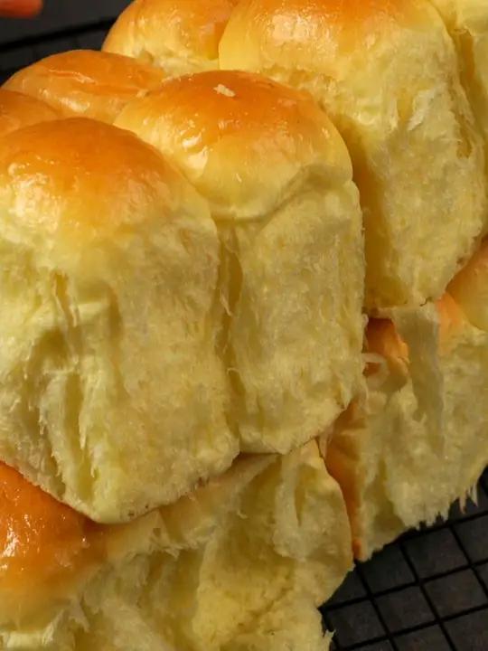 这个配方做出的面包松软又拉丝 鸡蛋1个蛋黄1个65克  淡奶油80克  水80克  白砂糖