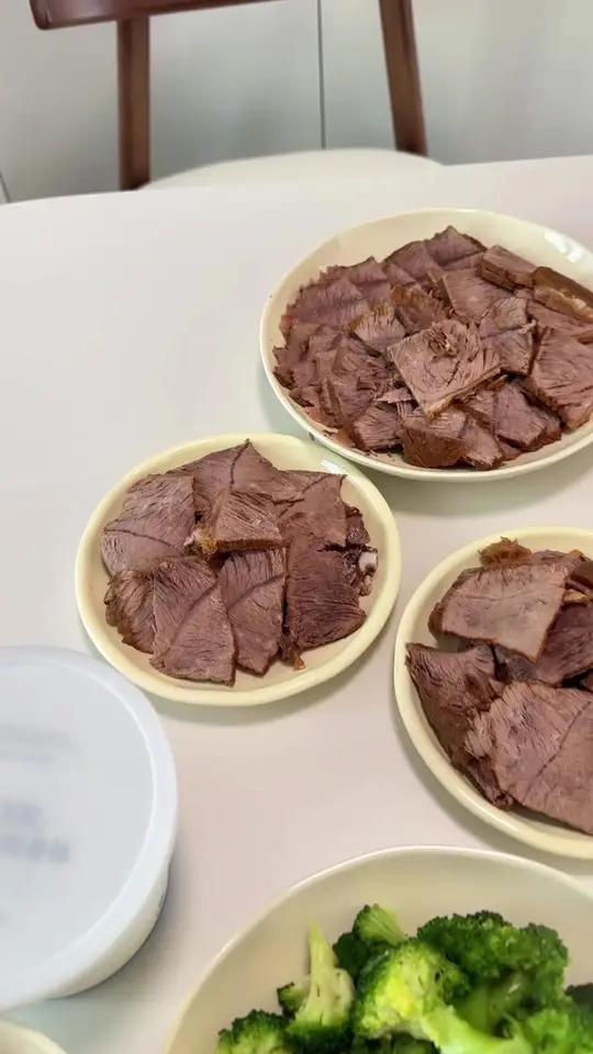 今天轻断食,吃的是卤牛肉250克,西兰花150克,酸奶200毫升,牛奶300毫升,加上两个