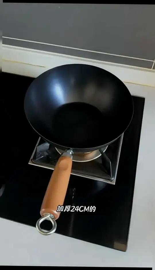 这个特别好用的无涂层小铁锅太好用了,炒菜香还耐用,家里没有的一定要备一个