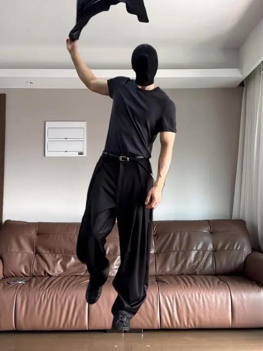 继封号后的第一个ootd “再也不敢露点” 拉风的裤子配一件舒服的tee,这是独属于健身男