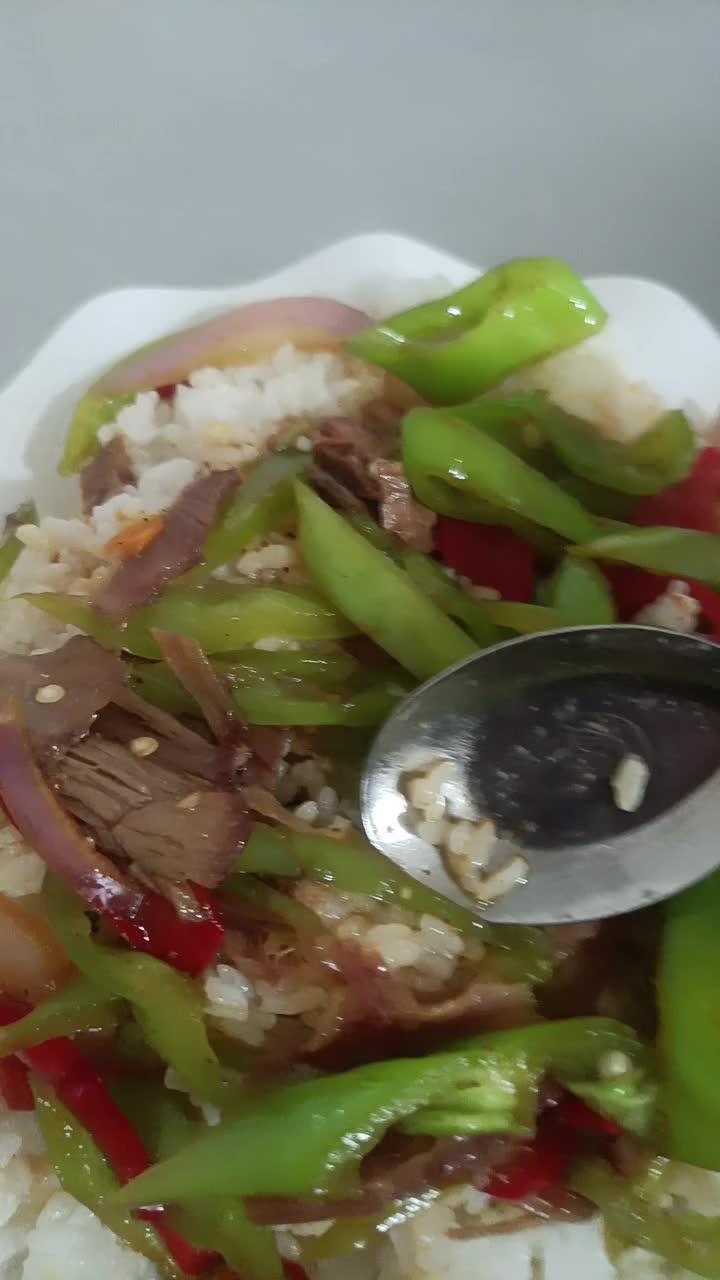 青椒炒肉盖浇饭认真的吗,还没5元牛肉汤里的肉多 行署路兰州牛肉拉面