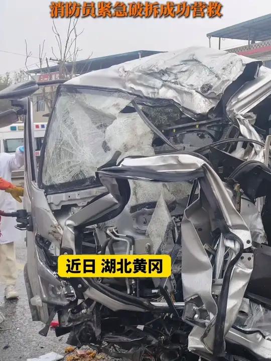 货车事故变形司机被困,消防员紧急救援#你可以永远相信中国消防 #道路千万条安全第一条