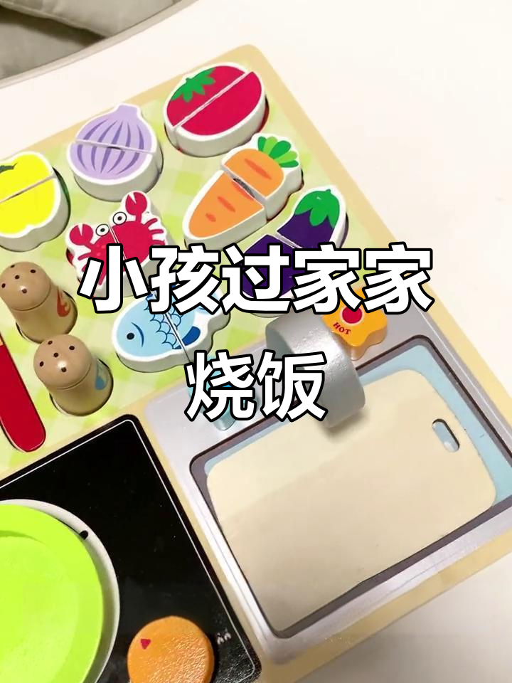 小朋友厨房大展身手,切菜炒茄子忙得不亦乐乎