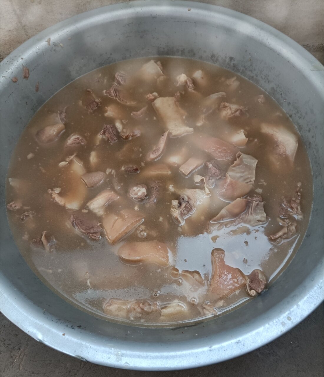 今天午餐今天自制冻肉分享给大家高压锅煮肉熟猪头肉猪爪子猪头肉