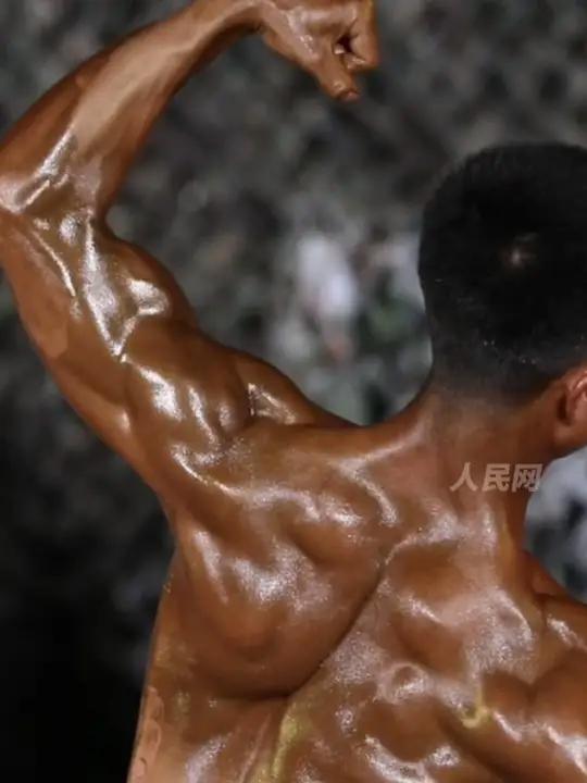 满屏肌肉！武警健美大赛力量感拉满。一想到有他们守护，安全感爆棚！