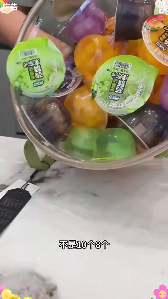 就是这个阳春雪的果冻,还是果肉果汁果冻,一大杯里面就有好多的果肉,吃起来 q 弹爽滑,有嚼