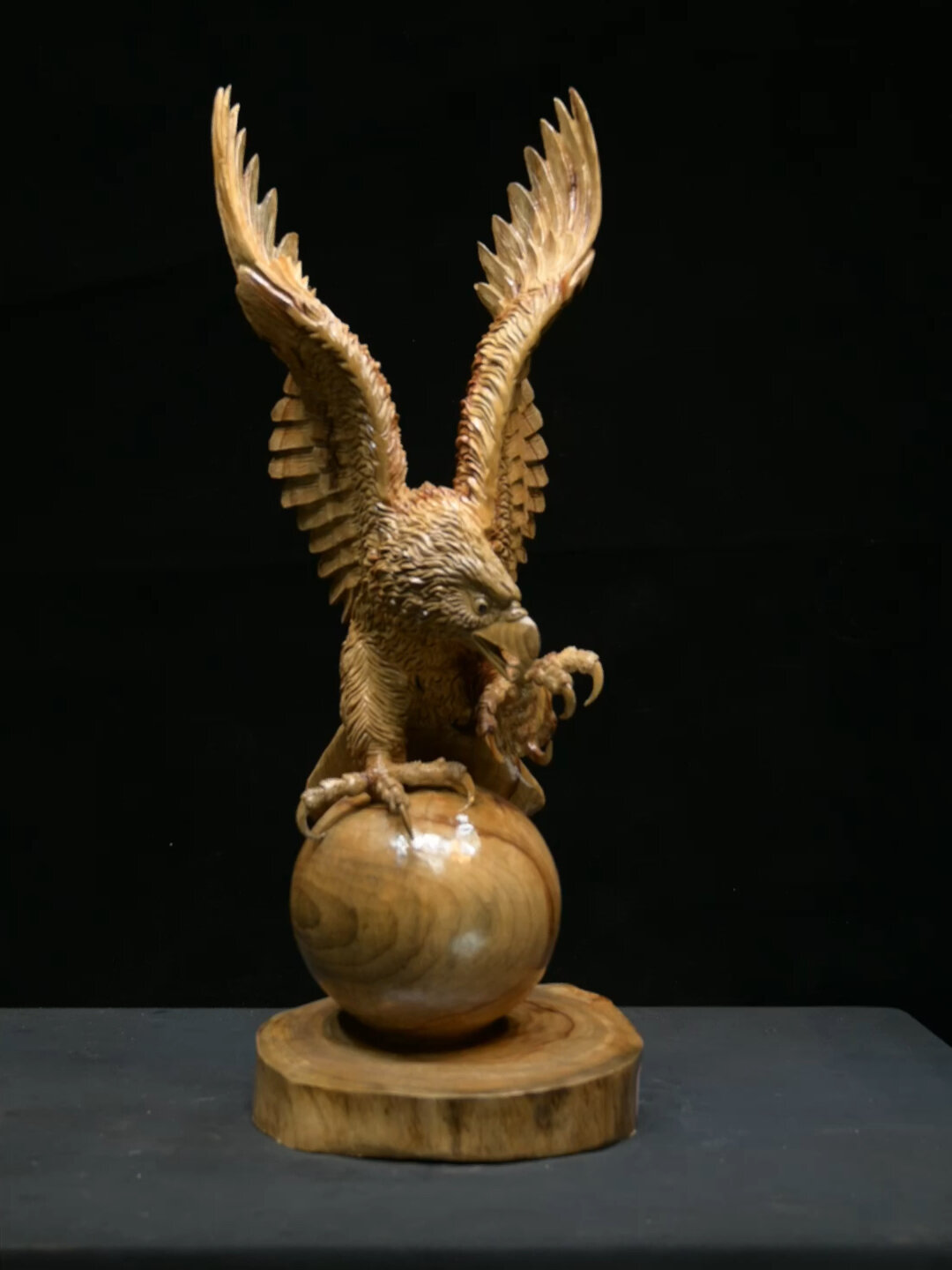 木雕老鹰满载而归大展宏图