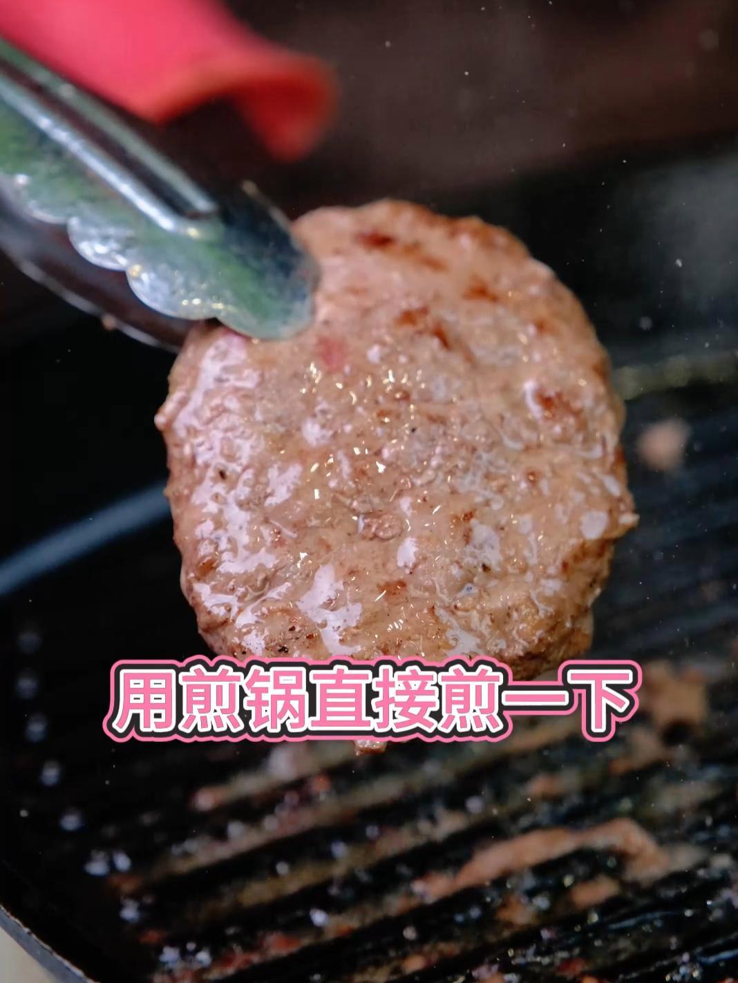 超级百搭的牛肉饼 抖音美食推荐官  配料嘛,简单到不行!就只有有机牛肉、水和盐,纯净又健康