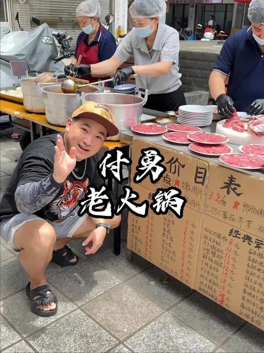 菜市场边边的平价火锅,吃的都是手工鲜菜和市井烟火气。