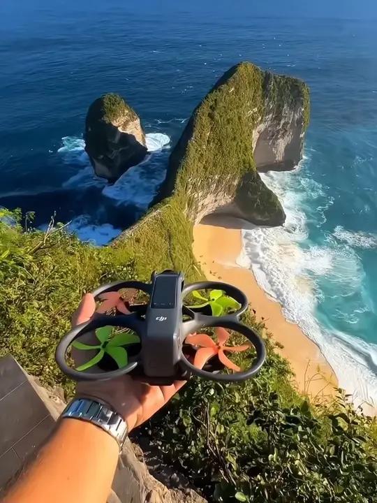 不愧是苹果壁纸取景地,鲸鱼形状的悬崖,白色沙滩和玻璃海水,迷人又危险