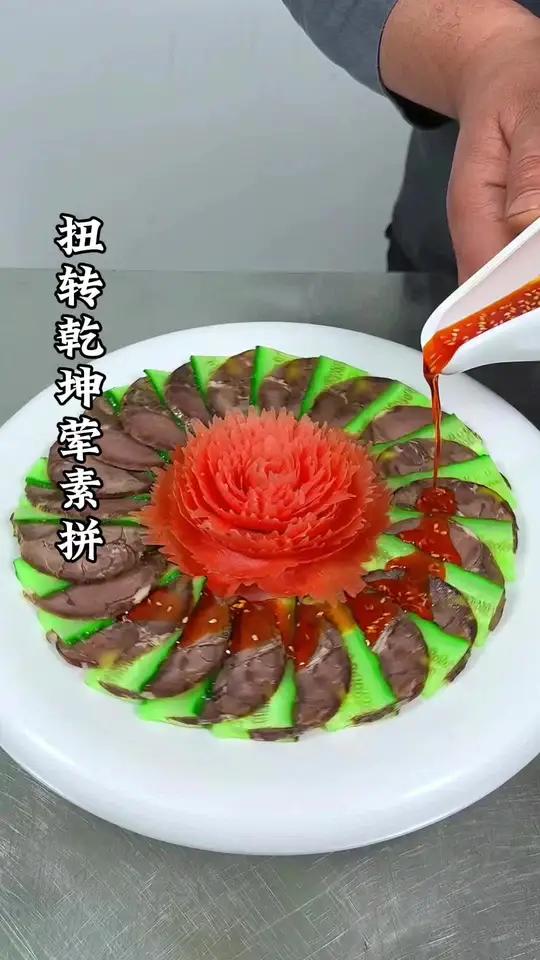 黄瓜和酱牛肉也能做出有造型的创意美食。再搭配牡丹花造型瞬间提升档次