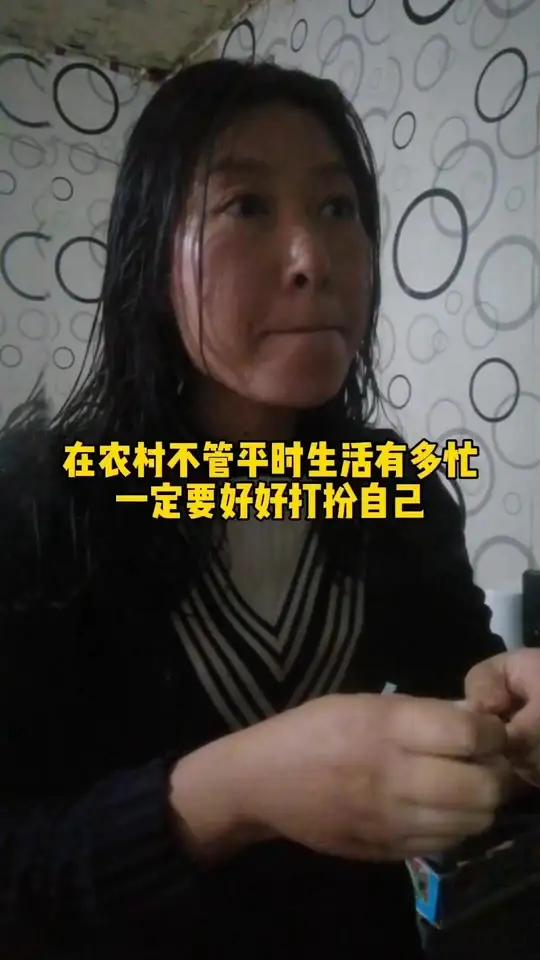 不管生活有多忙,一定要留打扮自己的时间,不为取悦任何人,而是对生活的态度,精致的脸也可以面