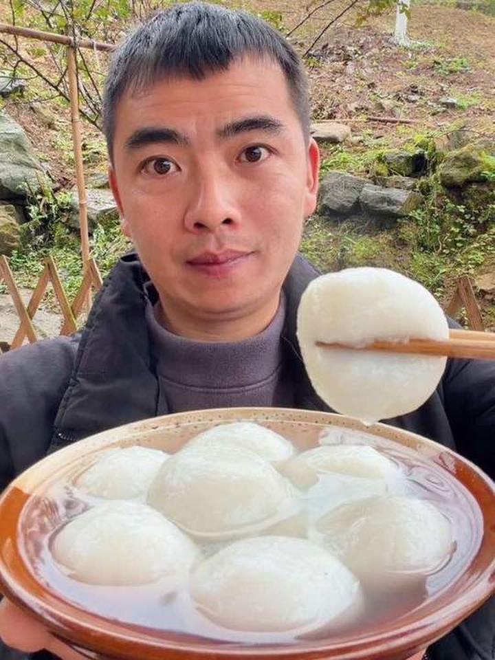 兄弟姐妹们，吃饭了哦，今天吃大汤圆，简简单单又是一餐