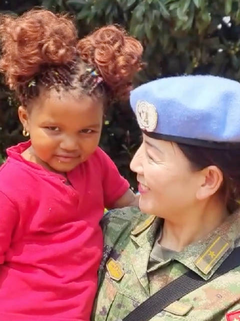 「非洲小姑娘和她的中国妈妈」“我们去儿童村义诊,那里都是当地的孤儿,我看到一个怯生生的小姑