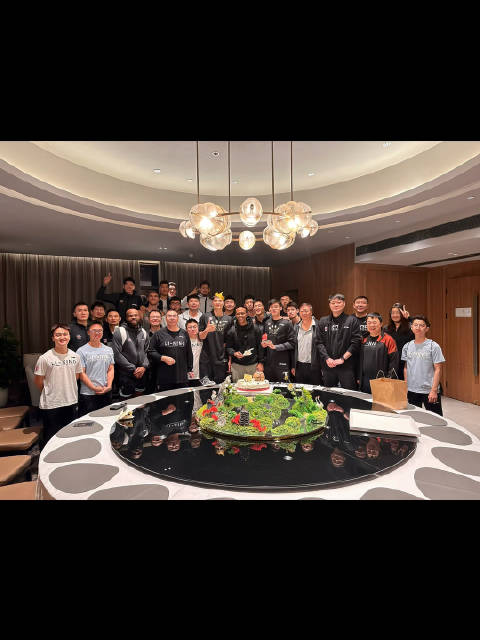 今天是 北控男篮 队长 俞长栋 31岁的生日「生日蛋糕」近三个赛季,长栋的生日都是在赛区与