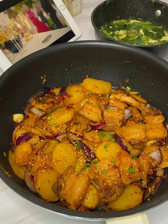 99年独居男生|一人食记|干锅土豆片菠菜蛋汤