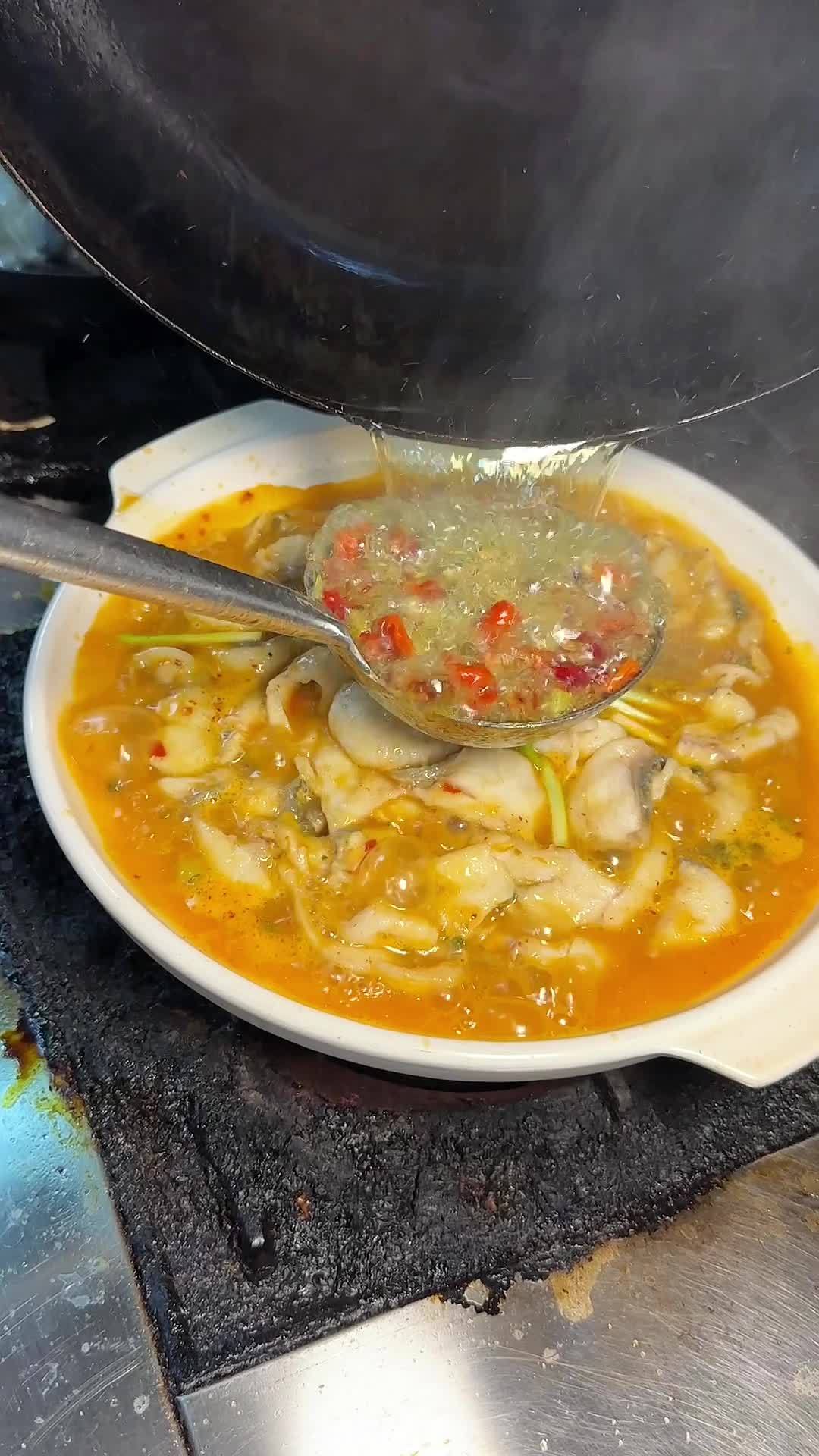 麻辣黑鱼煲 绝招都教你们了,可别忘了点个赞再走 活鱼现杀 麻辣黑鱼