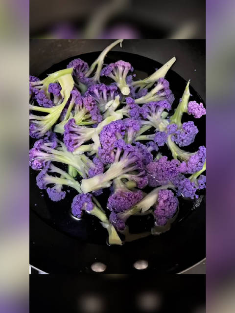 「好奇心害死猫!女子买紫花菜做饭没煮熟致肠胃炎」11月1日,河北邯郸。王女士去超市买菜,第