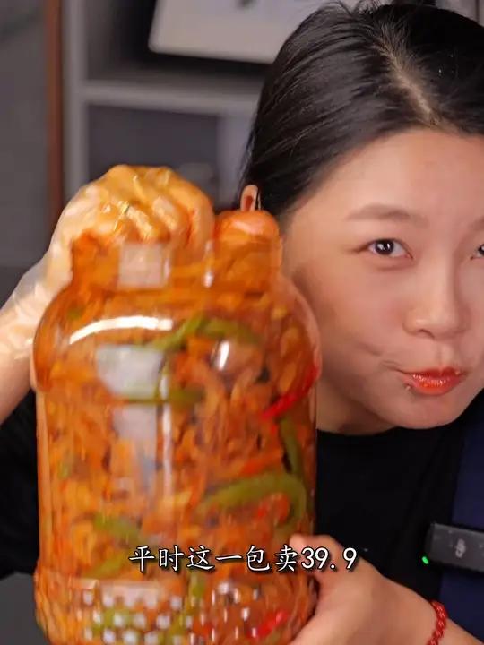 &只要你不在意10天保质期……年底换包装低价处理一批新鲜的贡菜无骨鸭掌,库存不多,非常划算