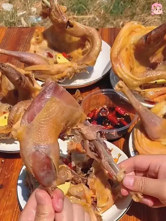 正宗湖北特色风干鸡,色泽金黄 肉质紧实有嚼劲~口感咸香真吃好 腊香四溢,老人小孩都爱吃