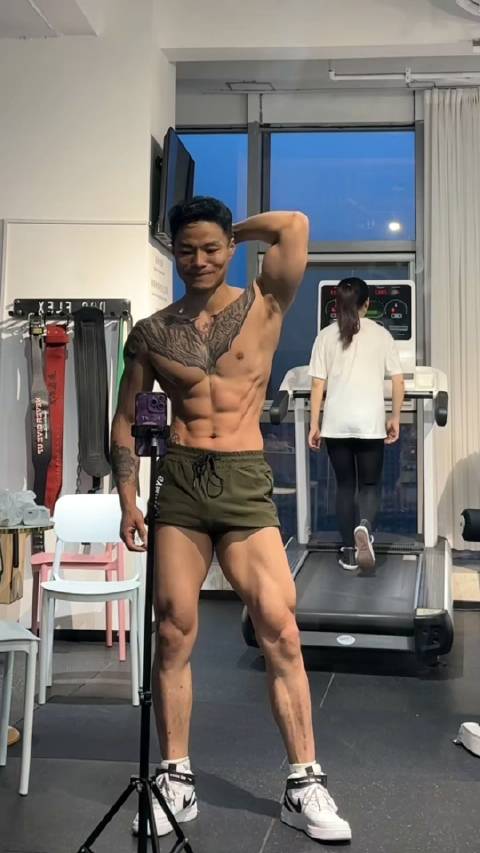 纹身帅哥的腹肌漂亮
