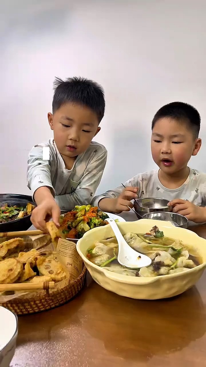 炸藕盒,腐竹牛肉煲,海虹黄瓜馄饨,鸽子汤