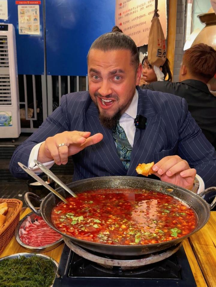 这个渣渣牛肉好上头啊!我来中国10年第一次用火锅底料拌饭