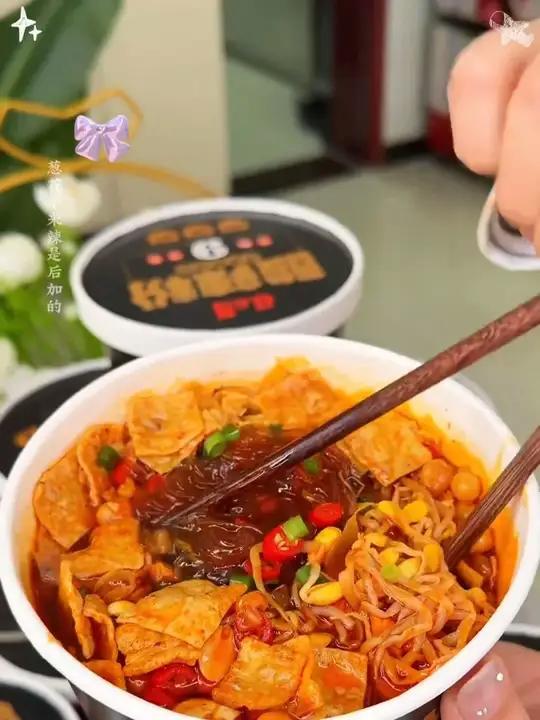 爱吃粉又爱吃面的一定不要错过，这个重庆酸辣粉面一桶粉面都有了，酸酸辣辣的很好吃！