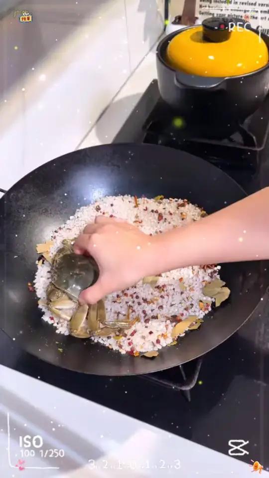 吃海鲜一定要试试盐焗的做法,吃的就是食材本身的鲜甜,比清蒸还方便 盐焗螃蟹虾 盐焗罗氏虾 