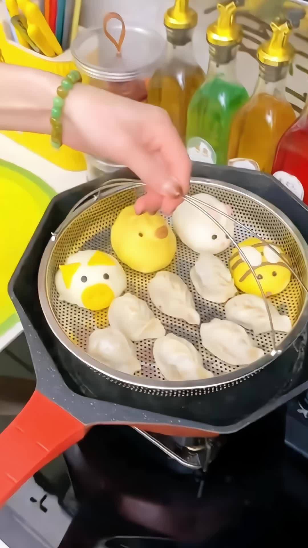经常吃早餐的姐妹,家里可以备个这样 蒸笼架,平时蒸个鸡蛋包子馒头玉米红薯,热个菜都很方便,