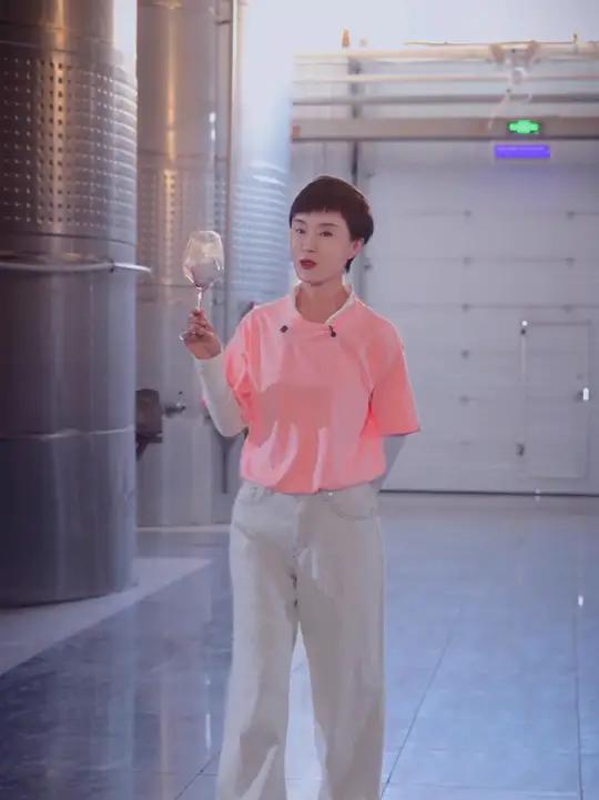 别以为99喝不到讲究！桶藏是 “给酒穿外衣”，橡木桶赋予焦糖、坚果香；瓶藏是 “让酒长筋骨