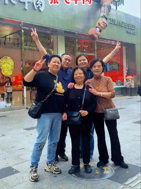 张飞牛肉本名干牛肉或保宁干牛肉,产于四川阆中市,由于境内回民聚居,因此是具有浓厚的回民风味