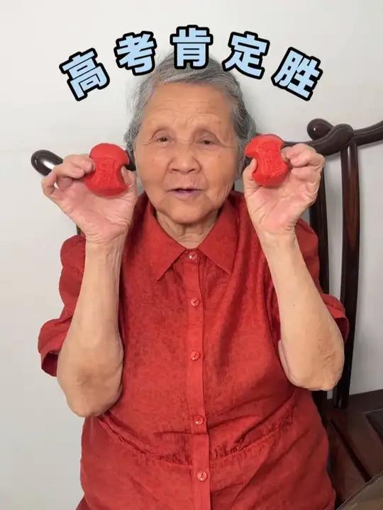 带没参加过高考的90岁阿嬷去上老年大学是种什么体验