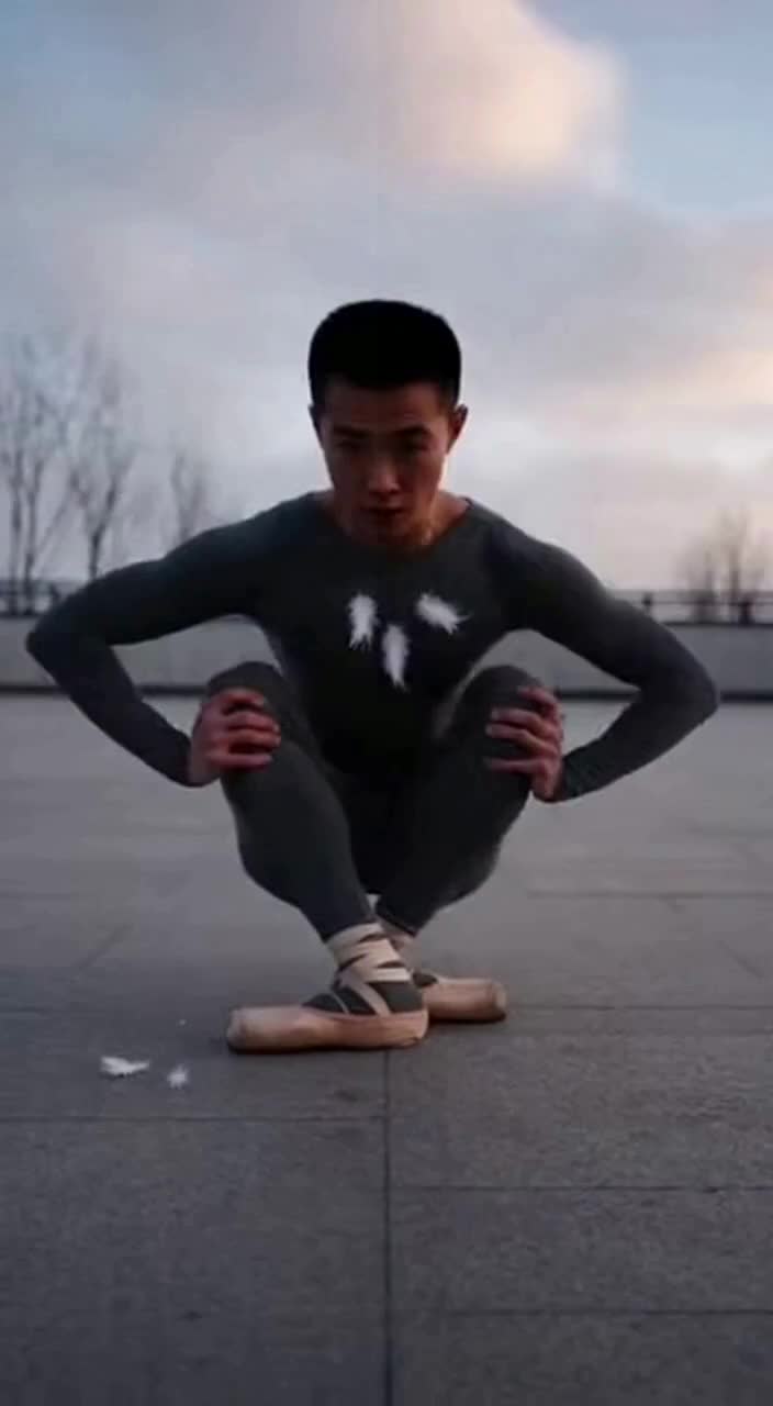 刚喊轻盈就踩鹅翎滑走啦！