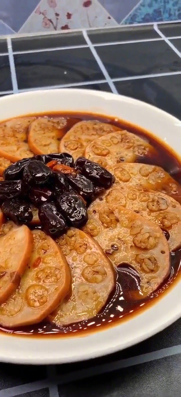 「甜甜的糯米藕原来这么做!」糯米藕是不少人,去餐馆吃饭必点凉菜,甜甜软软糯糯的超级好吃,摆