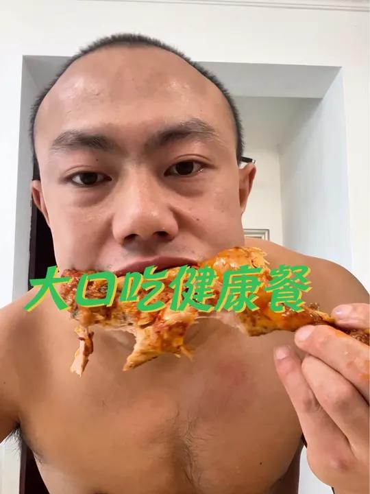 别再折磨自己吃水煮鸡胸肉,这烟熏的大鸡腿他不香吗?皮都给你切好了,配料表只有鸡腿,盐,香辛