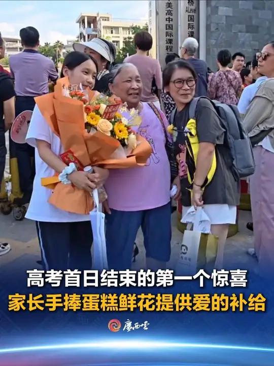 6月7日下午，高考首日考试落下帷幕。南宁市第二中学凤岭校区考场外，有家长精心准备了蛋糕、鲜