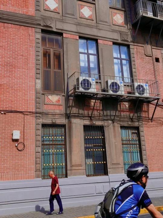 泰兴路230号,原上海电话公司泰兴路分局。通和洋行设计,1931年建,钢筋混凝土结构。建筑