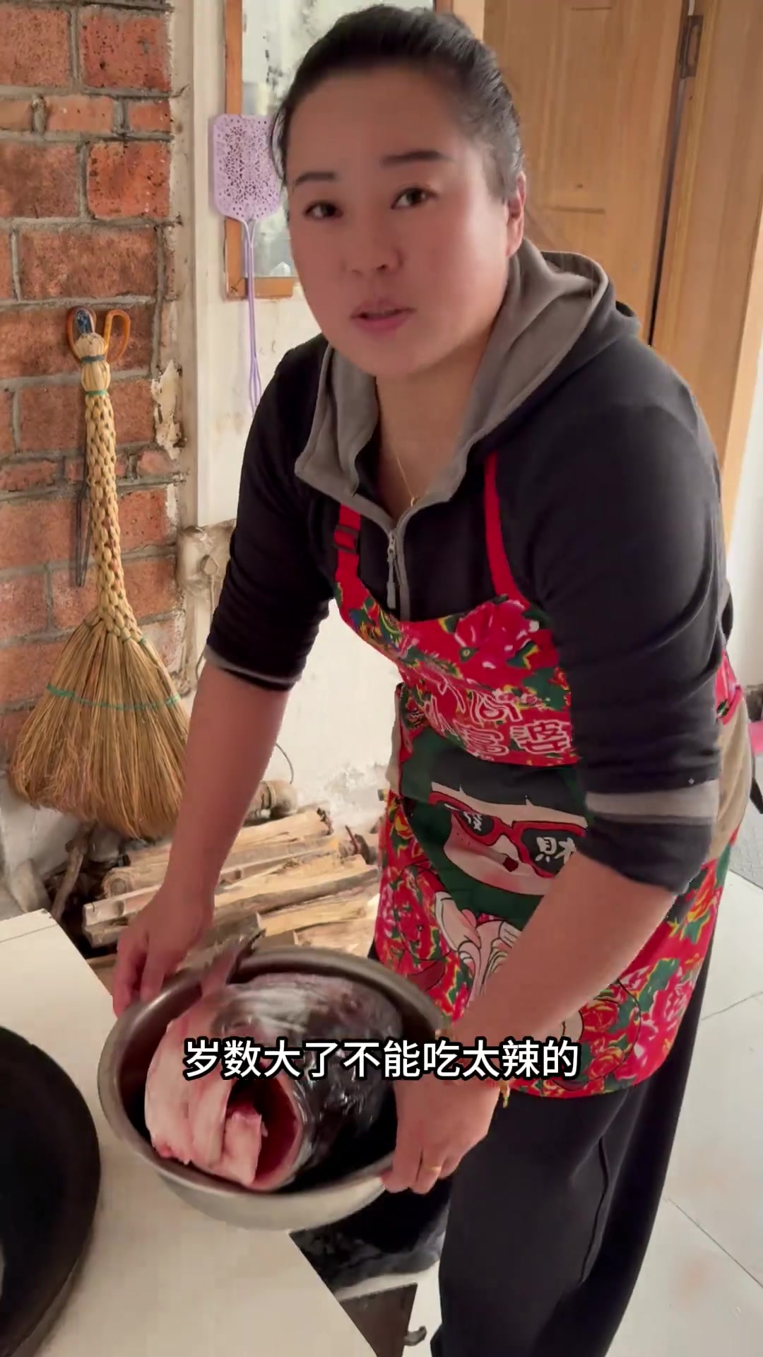 10斤胖头鱼头用大铁锅炖出来,那叫一个香!