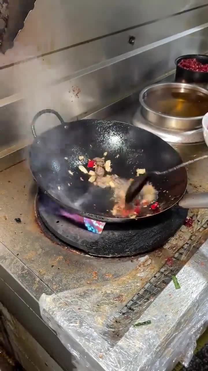 云南屏边小锅鳝鱼米线,20一碗,看颜色不错,喝点小酒真舒服